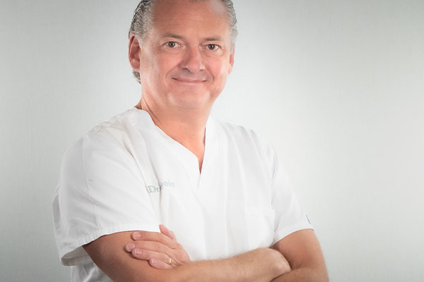 Dr. Nicolas Bois-Médecin-Dentiste, Jefe
